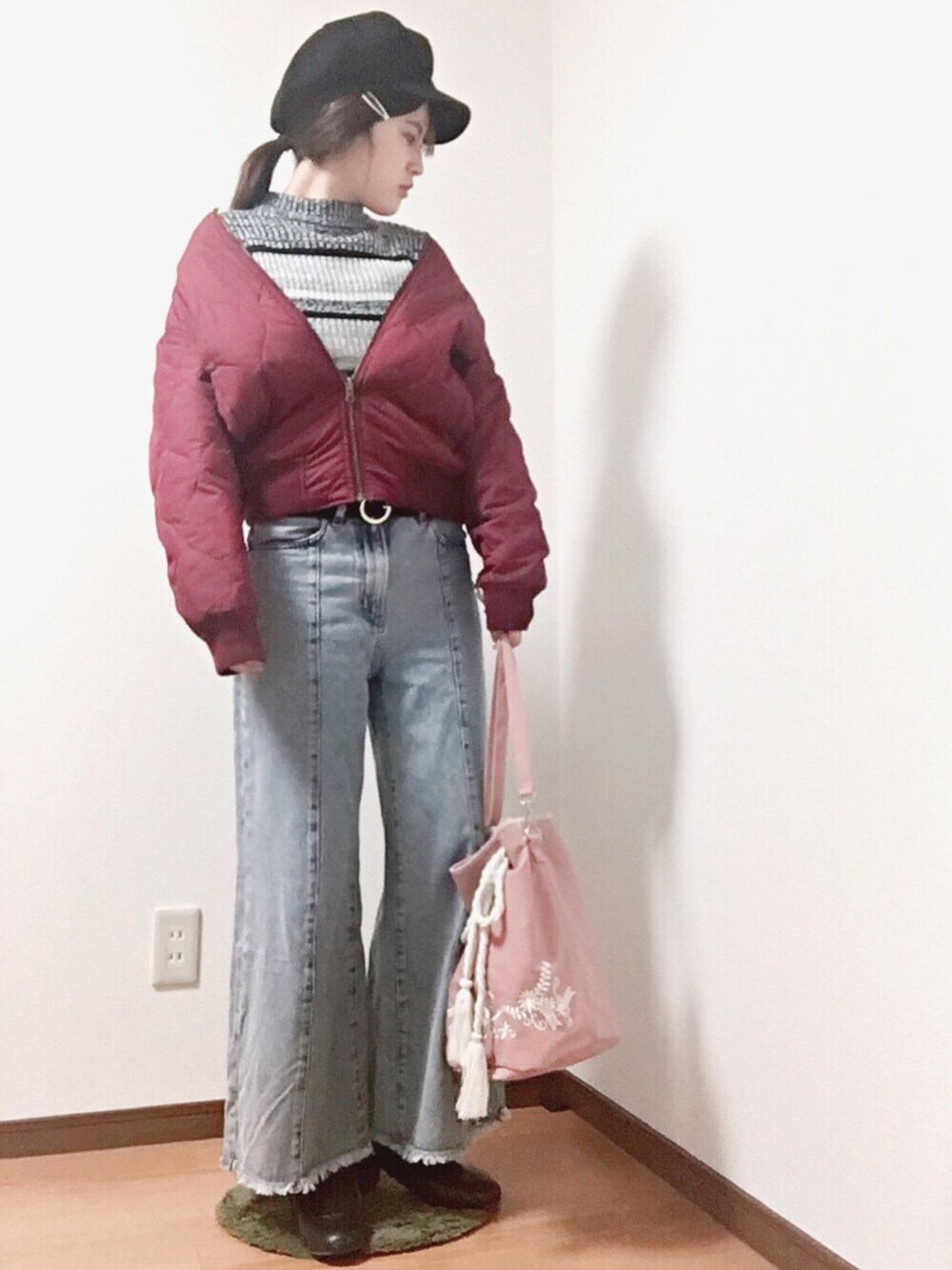 「春コーデ、ワイドパンツ、デニム、ブルゾン、プチプラ、GU、MA-1、ニット、ボーダー、ショルダーバッグ」｜「WEGOのWEGO/スエードキャスケット（キャスケット、ブラック系）」を使った、eriさん（レディース・156cm）の冬コーディネートの1枚目の写真