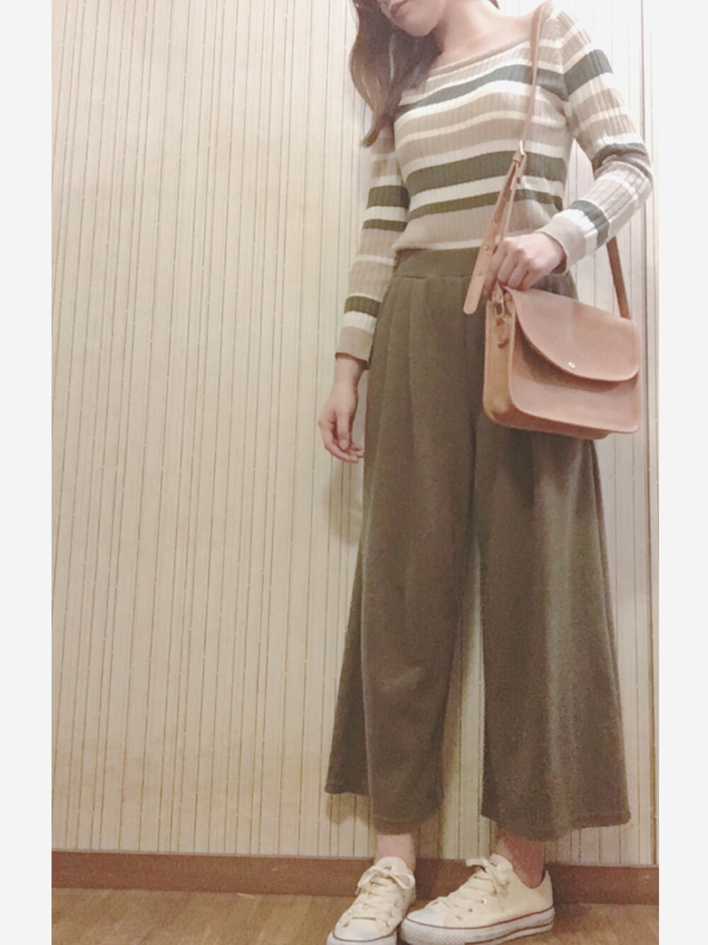 「秋コーデ、カジュアルコーデ、大人カジュアル、パンツスタイル、秋服、スニーカー、ボーダー、ショルダーバッグ、ニット、ゆるコーデ」｜「AZUL by moussyのアイテム（メガネ、ブラウン系）」を使った、eriさん（レディース・156cm）の秋コーディネートの1枚目の写真