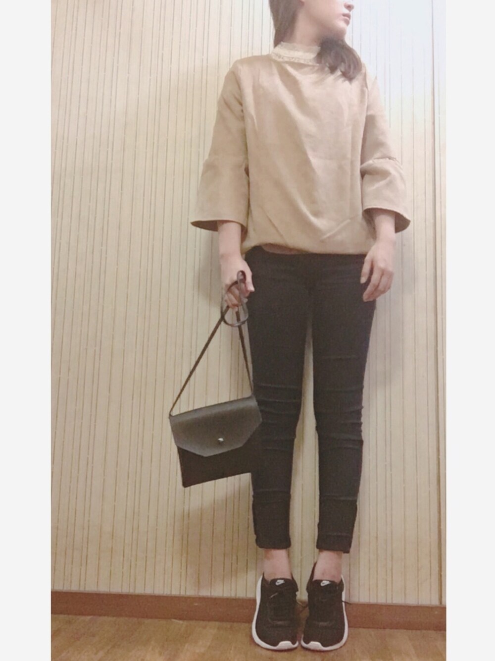 「シンプル、カジュアルコーデ、パンツスタイル、スニーカー、秋服、プチプラ、レース、デニムパンツ、ショルダーバッグ、大人カジュアル」｜「ZAKZAKのアイテム（Tシャツ/カットソー、ホワイト系）」を使った、eriさん（レディース・156cm）の秋コーディネートの1枚目の写真