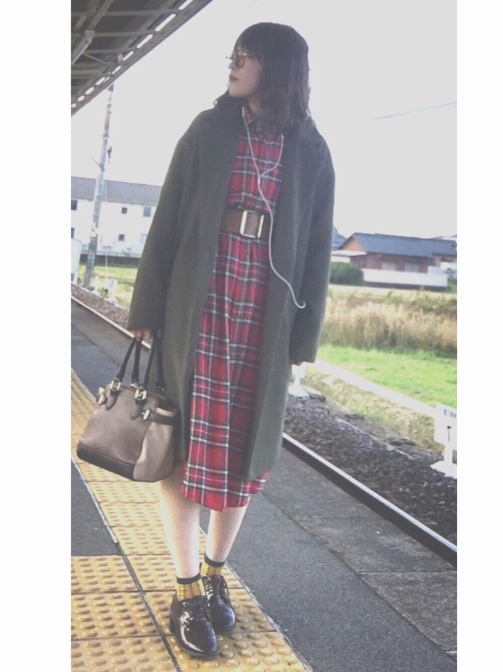 「シンプル、秋のコーデ、チェック、ワンピース、ロングコート」｜「RETRO GIRLのアイテム（ハンドバッグ、ブラウン系）」を使った、eriさん（レディース・156cm）の秋コーディネートの1枚目の写真