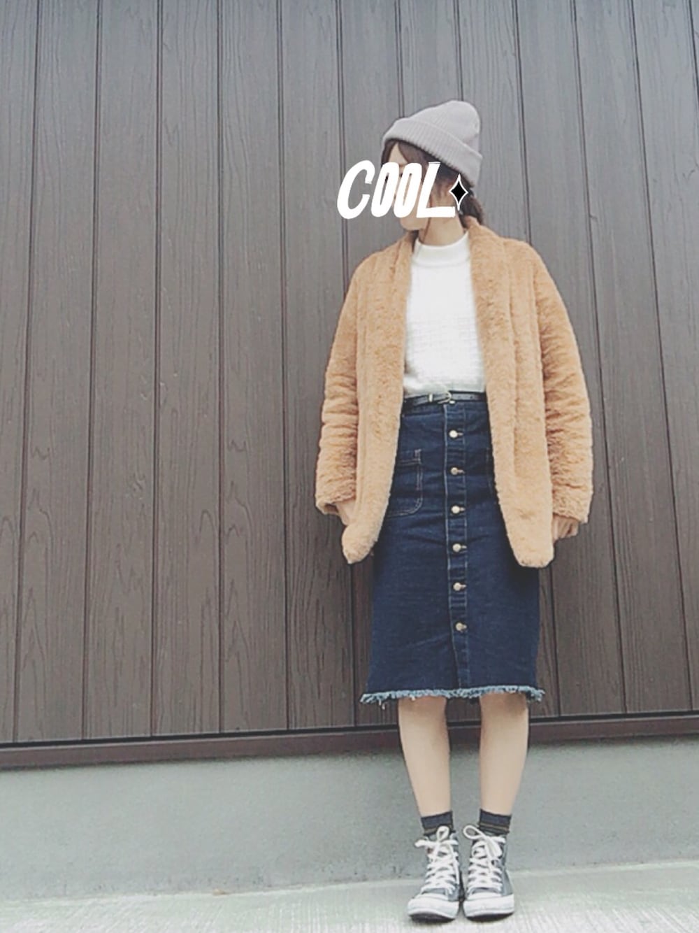 ベージュ系のジャケット/アウター、グレー系のスニーカーを着用したレディースの冬コーディネートの1枚目の写真