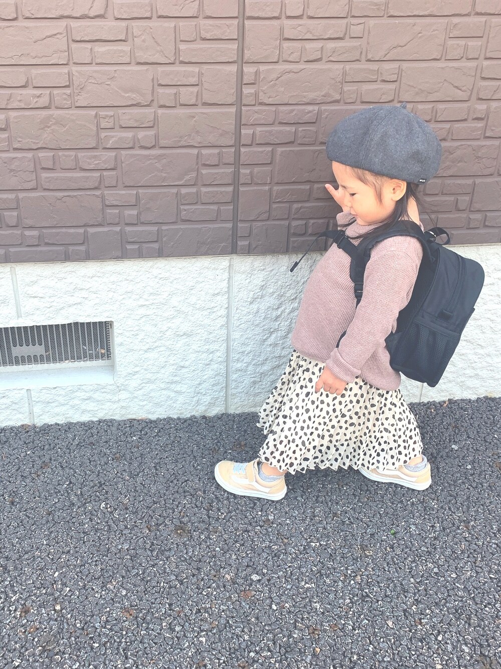 「女の子コーデ、ベレー帽、2歳、むすめ服、むすめコーデ、ロングスカート、キッズコーデ」｜「GLOBAL WORKの【キッズ】シフォンプリーツスカート/862571（スカート、ベージュ系）」を使った、emamonさん（キッズ・90cm）の春コーディネートの1枚目の写真