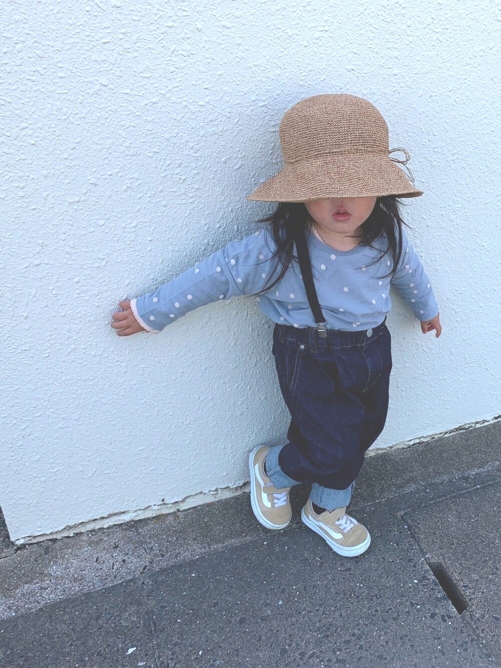 「麦わら帽子、むすめコーデ、女の子コーデ、キッズファッション、キッズコーデ、2歳女の子、2歳、90cm、おんなのこ」｜「quoti use fithのポコポコドットジャガードテンジク 長袖 Tシャツ（Tシャツ/カットソー、ブルー系）」を使った、emamonさん（キッズ・90cm）の春コーディネートの1枚目の写真