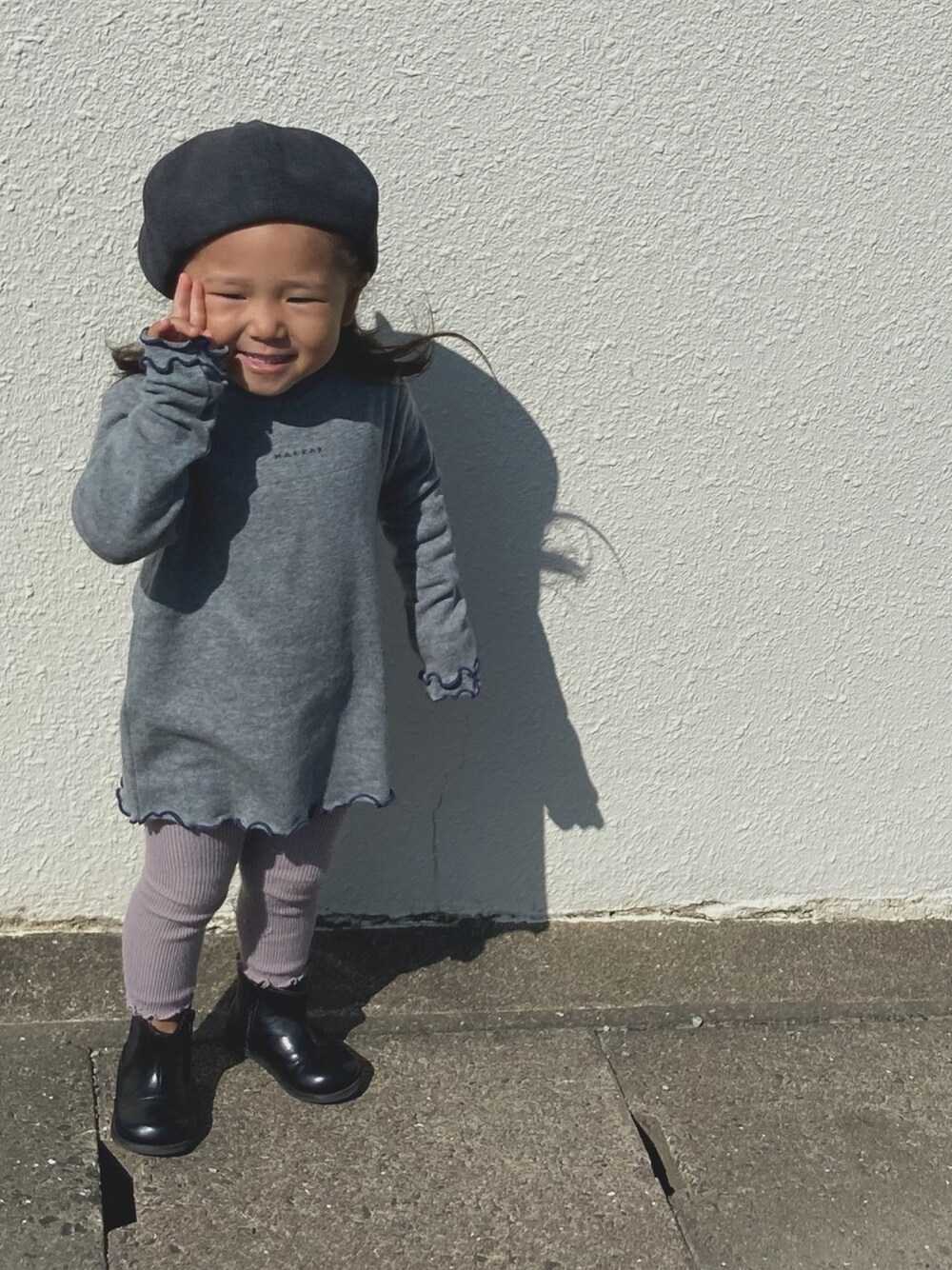 「キッズコーデ、3才、3才女の子、ハッカキッズ、キッズファッション、むすめコーデ、90cm、女の子コーデ」｜「HAKKA KIDSのニット風天竺起毛ハイネック長袖Tシャツ（やわらか）（Tシャツ/カットソー、グレー系）」を使った、emamonさん（キッズ・90cm）の秋コーディネートの1枚目の写真