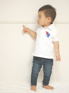「TOMMY HILFIGER（トミーヒルフィガー）のレギュラーフィットバッジポロ（ポロシャツ、ホワイト系）」を使った、haru2018522さん（キッズ・90cm）の秋コーディネート