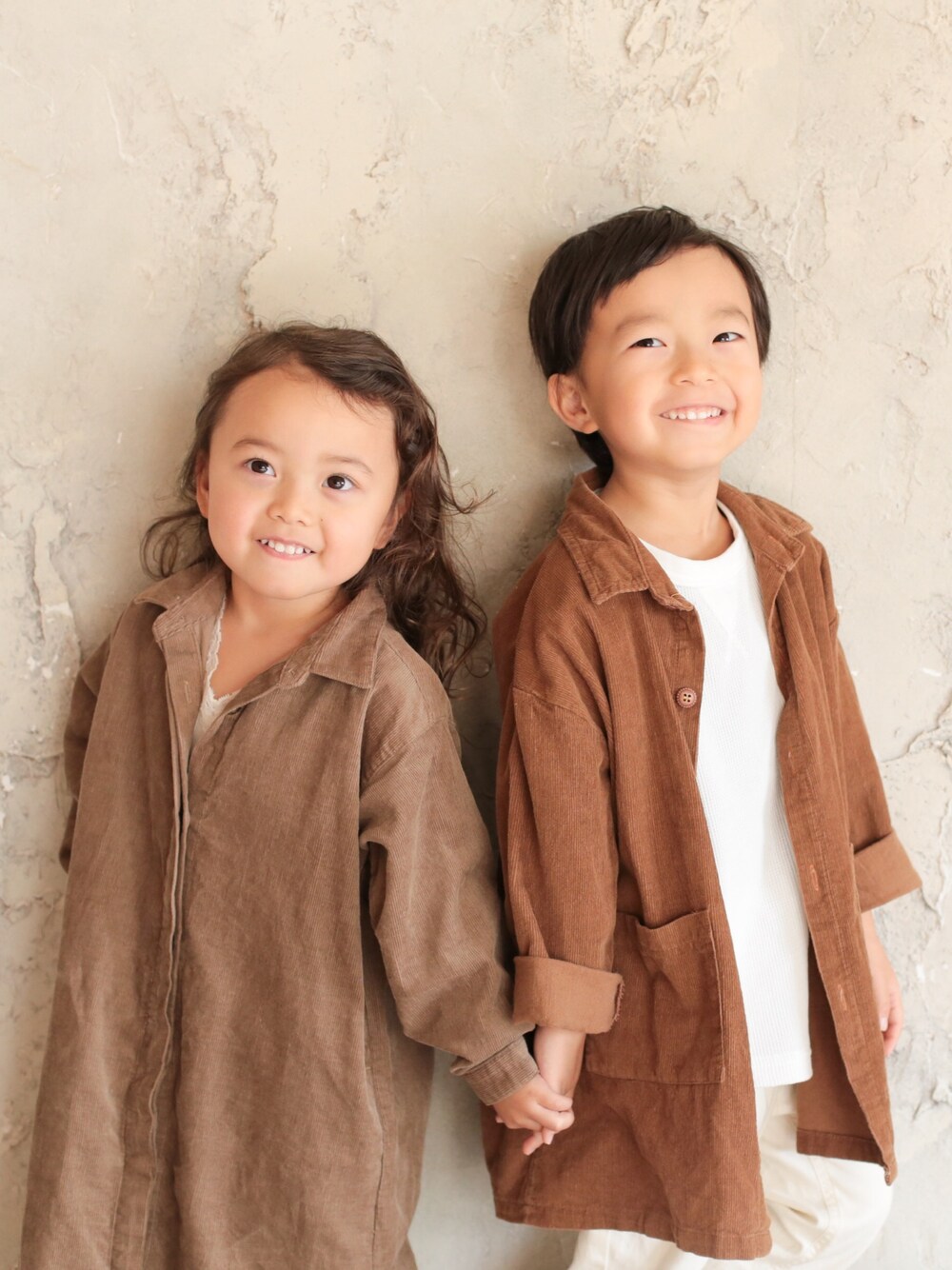 「キッズファッション、秋冬コーデ、カジュアルコーデ、女の子、男の子、休日スタイル、韓国子供服、兄妹コーデ、ブラウンコーデ」｜「Birthdayのアイテム（デニムパンツ、ホワイト系）」を使った、sou-ayaさん（キッズ・100cm）の秋コーディネートの1枚目の写真