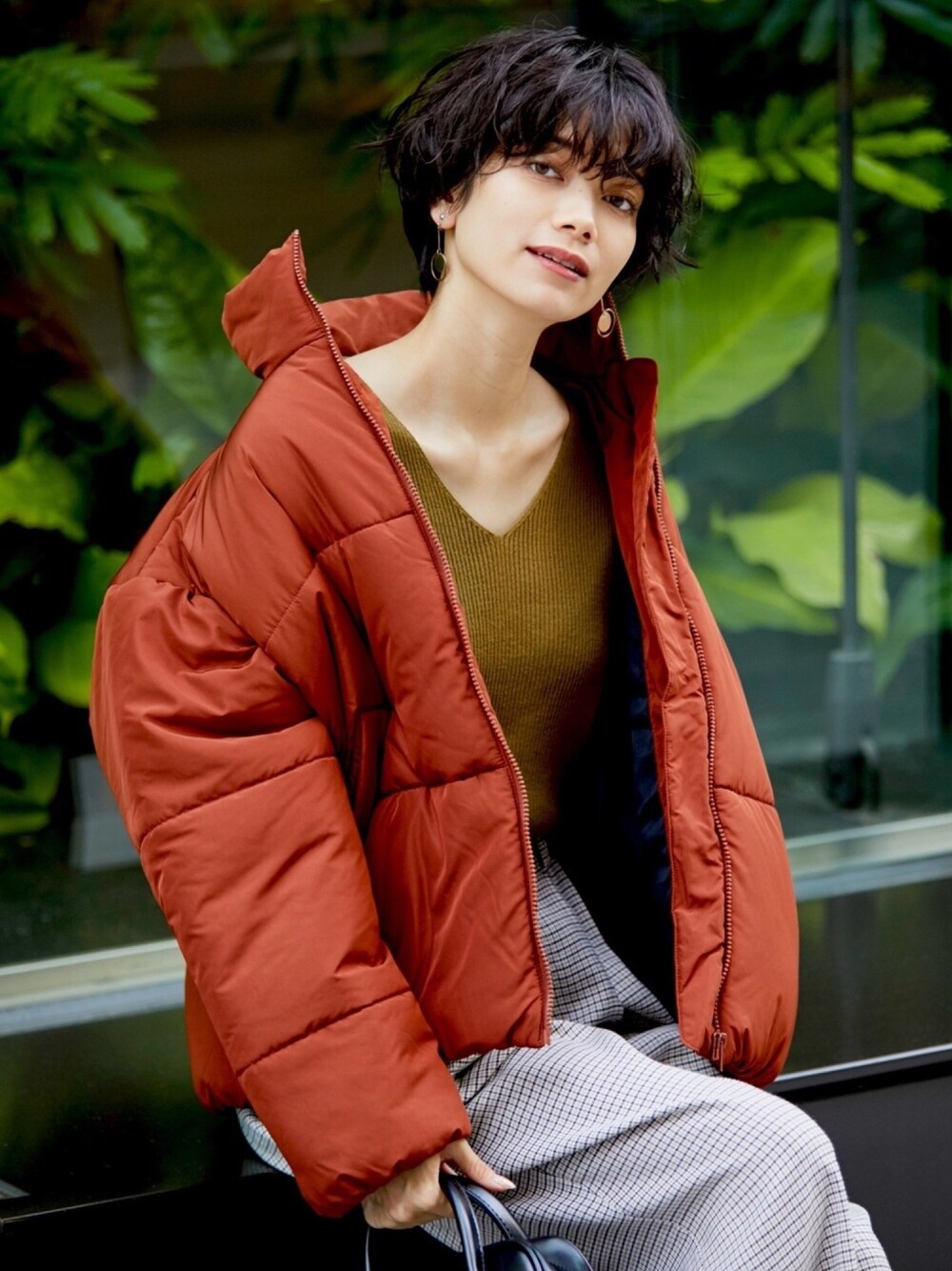 「ダウンジャケット、秋のコーデ、冬コーデ、大人カジュアル、ootd、カジュアルコーデ、chacocloset、チャコクローゼット」｜「Chaco closetのカラーエコダウンジャケット（ダウンジャケット/コート、ブラウン系）」を使った、Chaco closet officialさん（レディース・165cm）の秋コーディネートの1枚目の写真