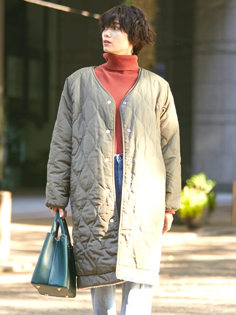 「chacocloset、チャコクローゼット、ootd、ボアコート、キルティングコート、秋のコーデ、冬コーデ、大人カジュアル」｜「Chaco closetのボアフリース×キルティング リバーシブルノーカラーロングコート（ノーカラーコート、ホワイト系）」を使った、Chaco closet officialさん（レディース・165cm）の秋コーディネートの1枚目の写真