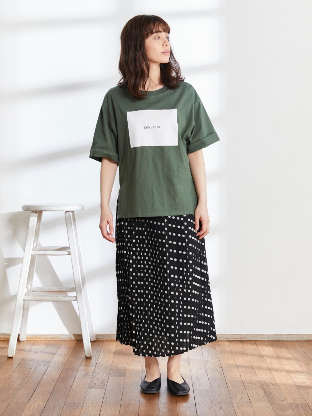 「コンバース、ロゴT、カジュアル、converse、プリーツスカート、ボックスロゴ、オトナ女子、Chaco closet、チャコクローゼット、おうちファッション」｜「CONVERSEのCONVERSE/コンバース Chaco closet別注 センターボックスロゴ オーバーサイズカットソー（Tシャツ/カットソー、グリーン系）」を使った、Chaco closet officialさん（レディース・165cm）の春コーディネートの1枚目の写真