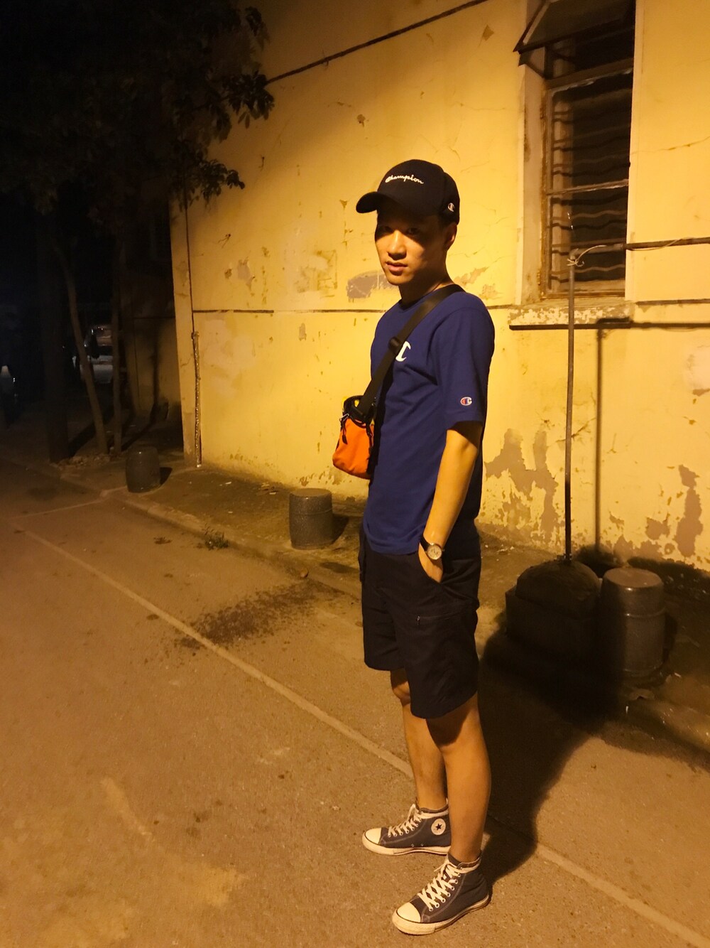「夏季穿搭」｜「Championのアイテム（キャップ、ブルー系）」を使った、王王王王王大偉さん（メンズ・178cm）の秋コーディネートの1枚目の写真