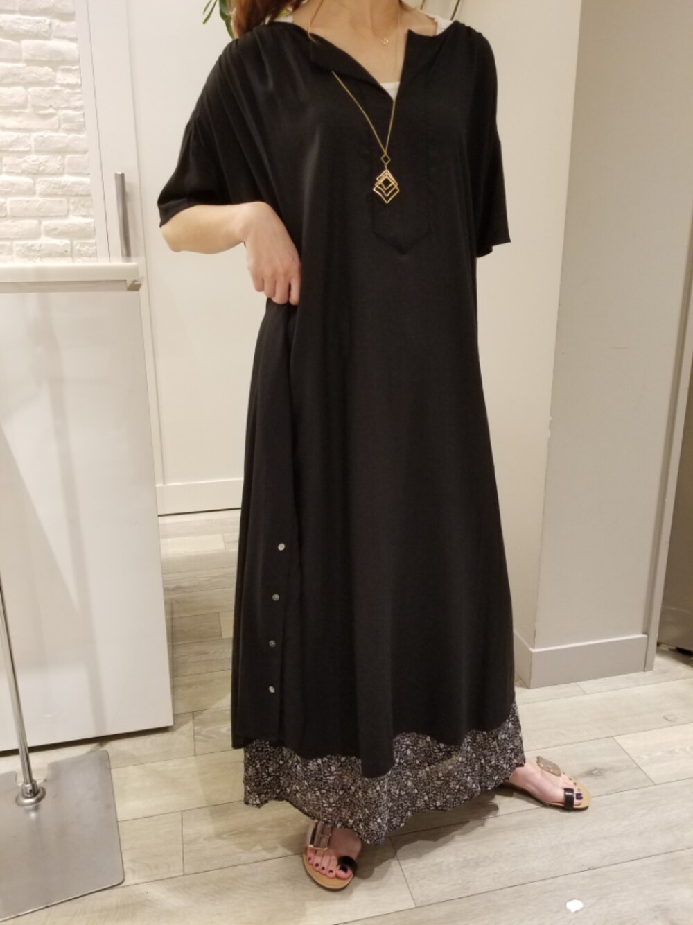 「大人カジュアル、着回しコーデ、モノトーンコーデ、ロングスカート、花柄、ワンピース×スカート、夏コーデ、きれいめカジュアル、ボタンスリット、abahouse mavie」｜「abahouse mavieのecru レーヨンリネンスキッパーワンピース（ワンピース、ブラック系）」を使った、mikさん（レディース・164cm）の夏コーディネートの1枚目の写真