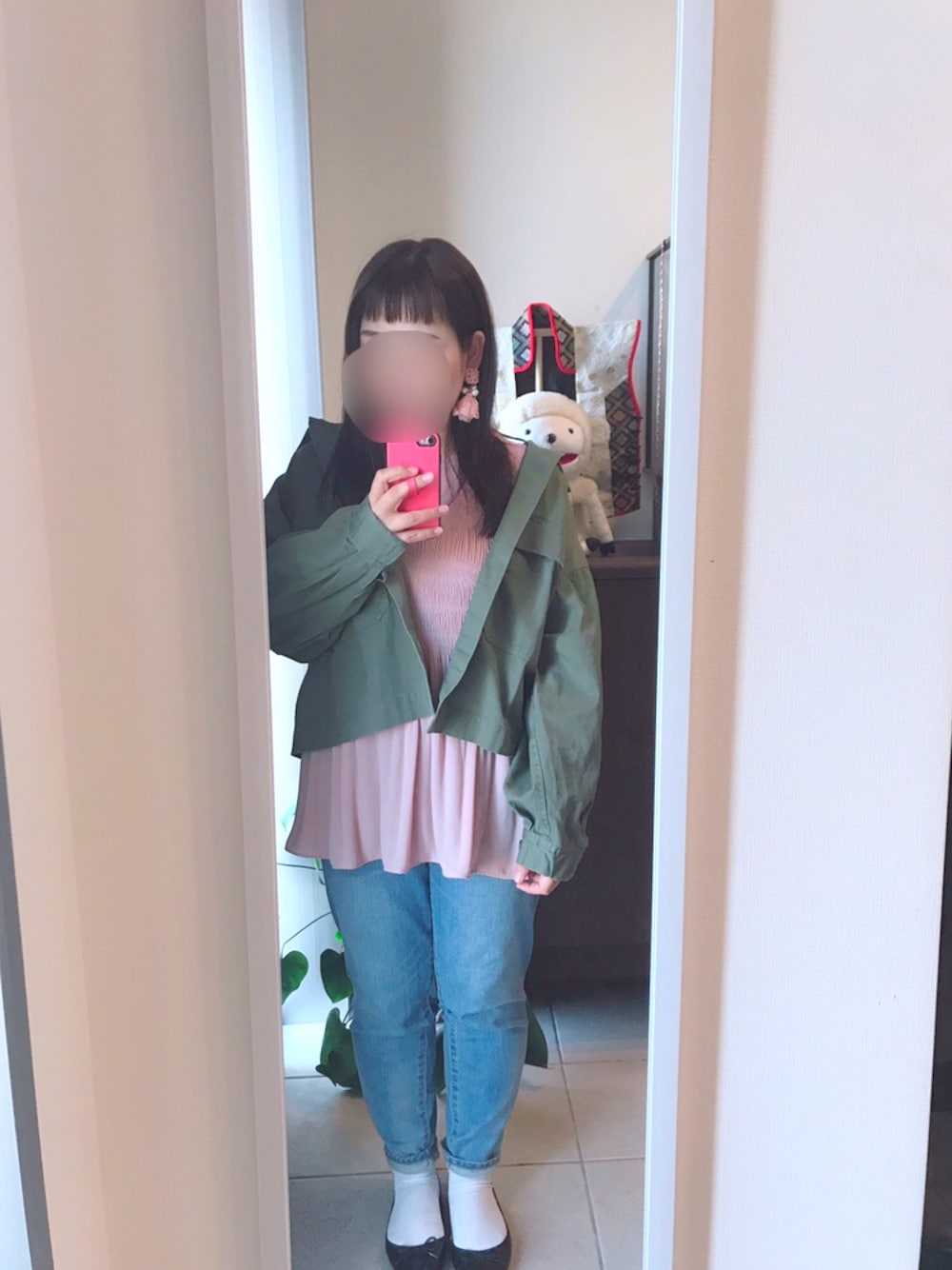 グリーン系のミリタリージャケット、ピンク系のシャツ/ブラウス、ブルー系のデニムパンツを着用したレディースの春コーディネートの1枚目の写真