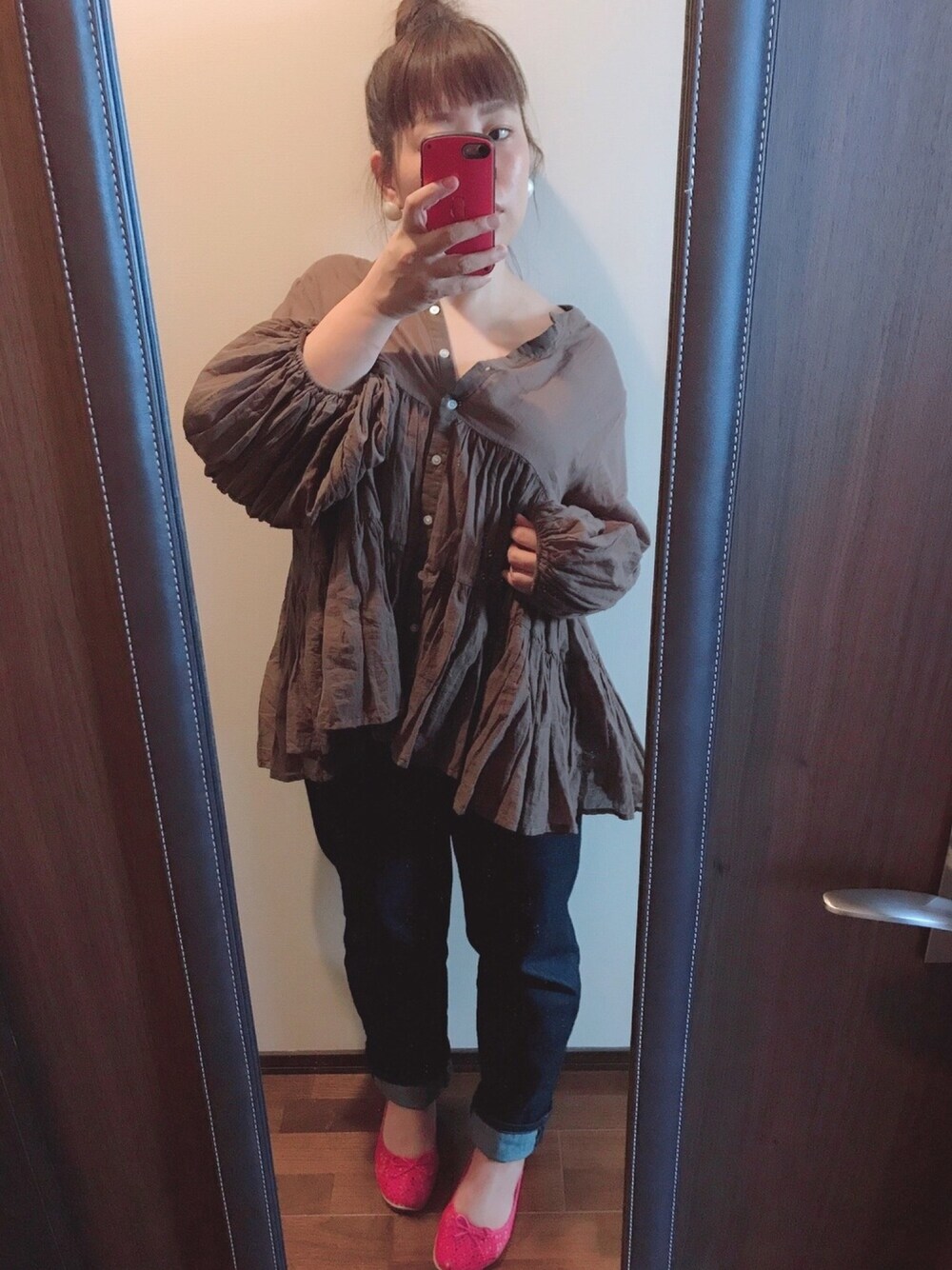 ブラウン系のシャツ/ブラウス、ブルー系のデニムパンツ、ピンク系のバレエシューズを着用したレディースの春コーディネートの1枚目の写真