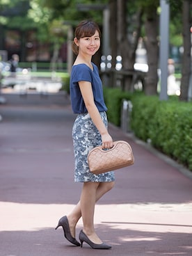 「フラワープリント」｜「アイテム（クラッチバッグ）」を使った、NBB STAFF 08さん（レディース・158cm）の夏コーディネート