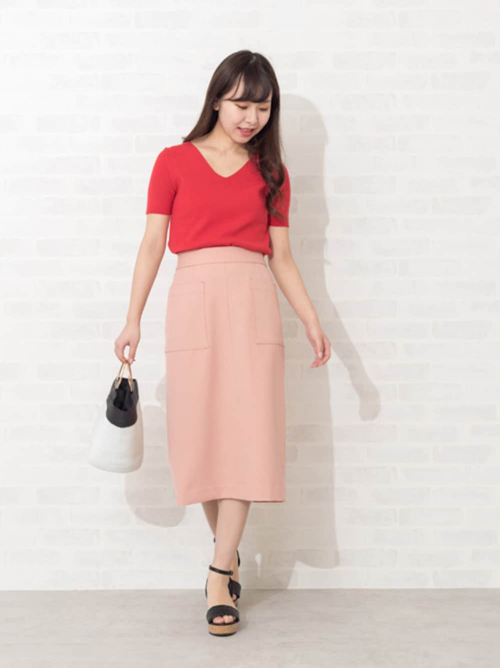 「タイトスカート、サンダル、フェミニン、かごバッグ、夏コーデ、半袖ニット、カラーコーデ、NATURAL BEAUTY BASIC、ナチュラルビューティーベーシック、NBB」｜「NATURAL BEAUTY BASICの〈ウォッシャブル〉総針Vネックニット半袖（ニット/セーター、レッド系）」を使った、NBB STAFF 08さん（レディース・158cm）の春コーディネートの1枚目の写真