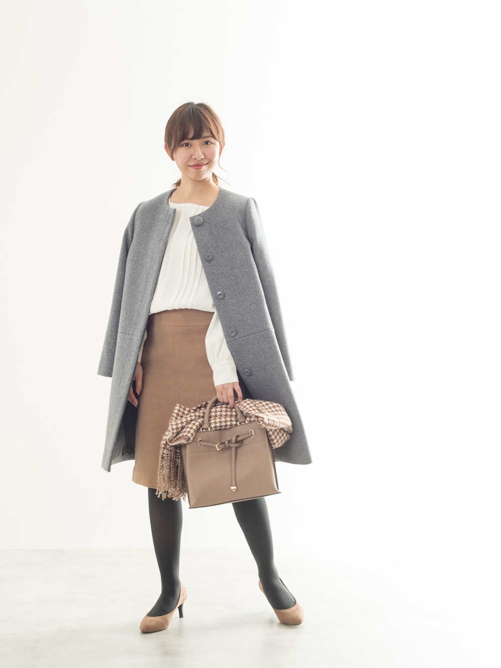 「タイトスカート、ブラウス、ショルダーバッグ、冬コーデ、ノーカラーコート、通勤コーデ、オフィスカジュアル、NATURAL BEAUTY BASIC、ナチュラルビューティーベーシック、NBB」｜「NATURAL BEAUTY BASICのプレミアムウールノーカラーコート（ステンカラーコート、グレー系）」を使った、NBB STAFF 08さん（レディース・158cm）の冬コーディネートの1枚目の写真