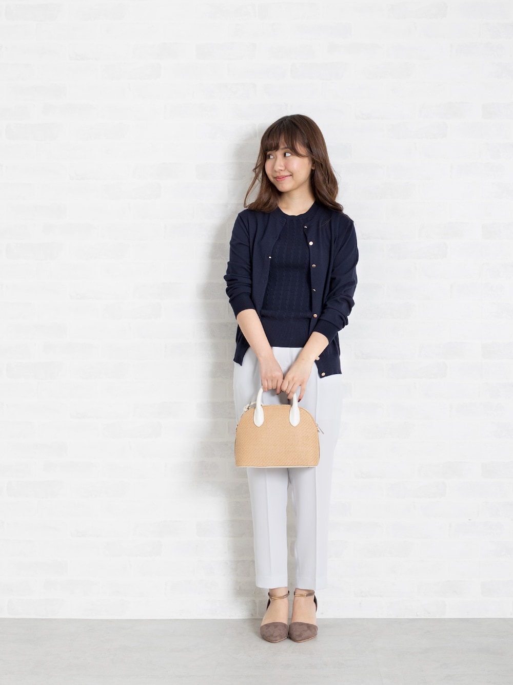 ブルー系のカーディガン/ボレロ、ブルー系のニット/セーター、グレー系のその他パンツを着用したレディースの春コーディネートの1枚目の写真