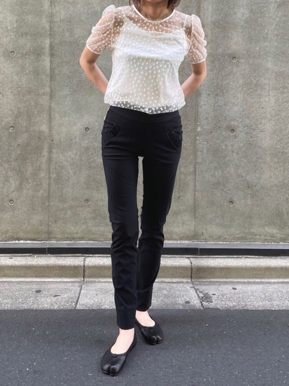 ブラック系のその他パンツを着用したレディースの春コーディネートの1枚目の写真