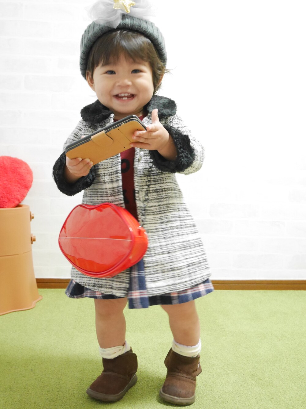 「DAISOのアイテム（ポーチ、レッド系）」を使った、Annさん（キッズ・70cm）の冬コーディネートの1枚目の写真