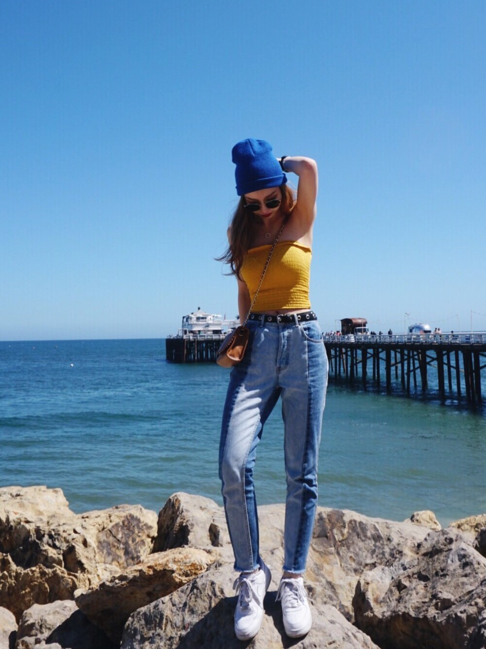 「ootd、urban outfitters、Q♥︎、brandymelville、pacsun、NIKE AIR FORCE、Tory Burch、malibu、california、california style」｜「Pacsunのアイテム（デニムパンツ、ブルー系）」を使った、Tiffanytyhuangさん（レディース・165cm）の夏コーディネートの1枚目の写真