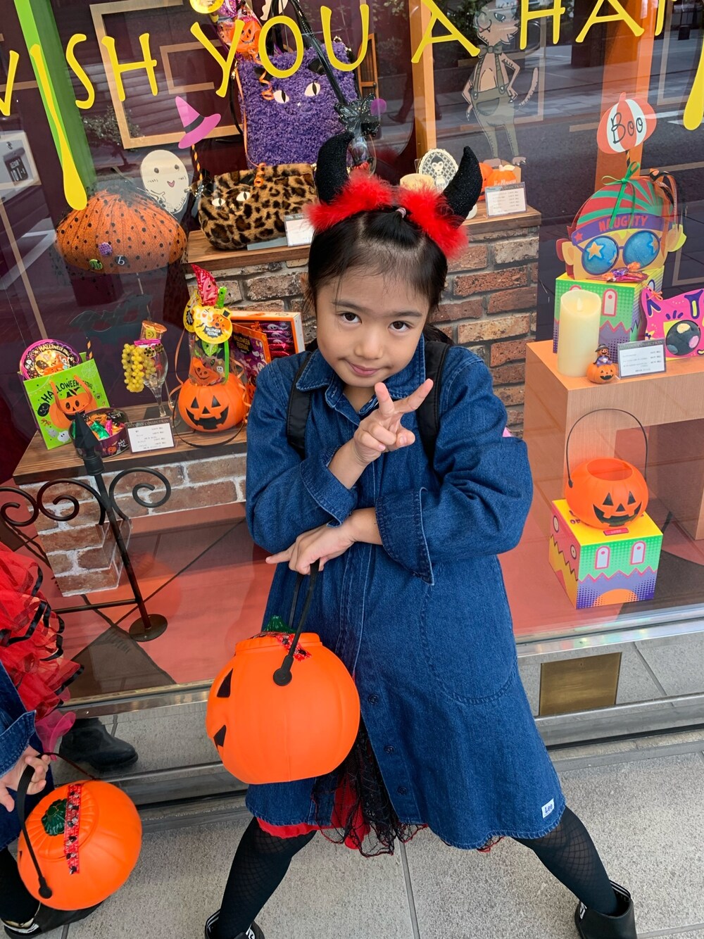 「wearhalloween2019」｜「Leeのアイテム（シャツワンピース、ブルー系）」を使った、nariさん（キッズ・123cm）の秋コーディネートの1枚目の写真