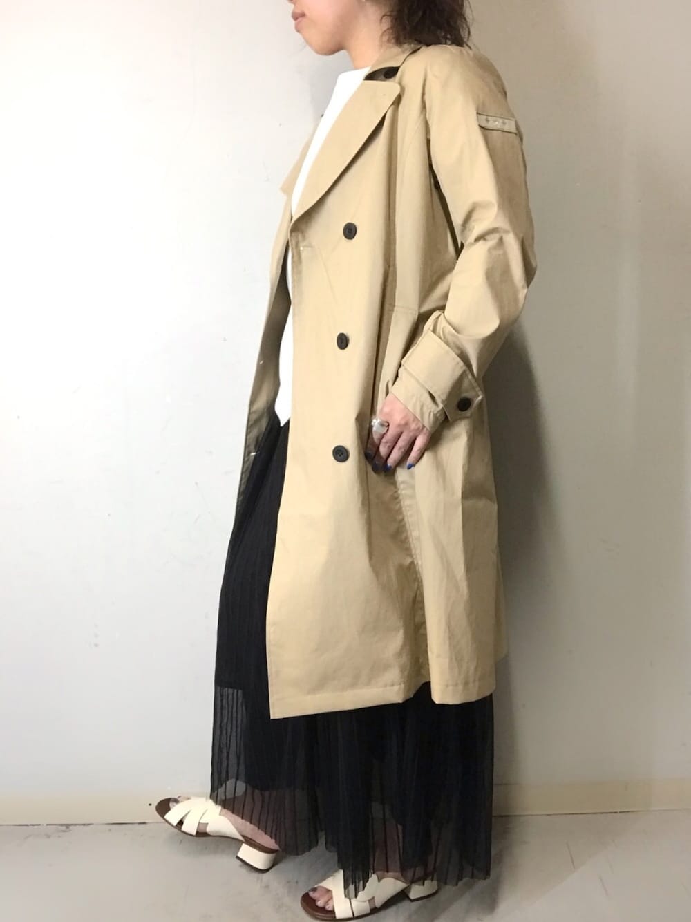 「オトナカジュアル、トレンチコート、TATRAS、チュールスカート、ロングスカート、ブラック、ベージュ、シンプルコーデ、休日コーデ、シースルー」｜「TATRASのTATRAS（タトラス）DEMOFANE/トレンチコート（トレンチコート、ベージュ系）」を使った、クロマメさん（レディース・161cm）の春コーディネートの1枚目の写真