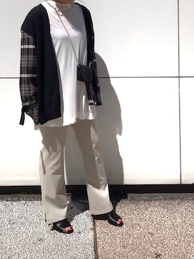 「スリットパンツ」｜「アイテム（財布/小物）」を使った、クロマメさん（レディース・161cm）の春コーディネート