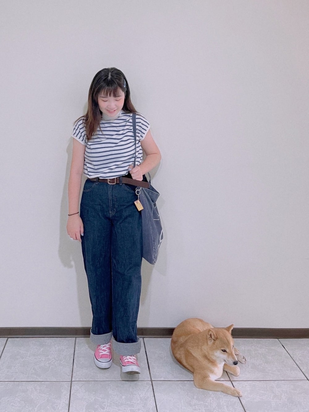 「ootd、夏、カジュアル、シンプル、シンプルコーデ、通勤穿搭、デニム、デニムパンツ、スニーカー、スニーカーコーデ」｜「A ROOM MODELのアイテム（トートバッグ、ブルー系）」を使った、Naoさん（レディース・160cm）の夏コーディネートの1枚目の写真
