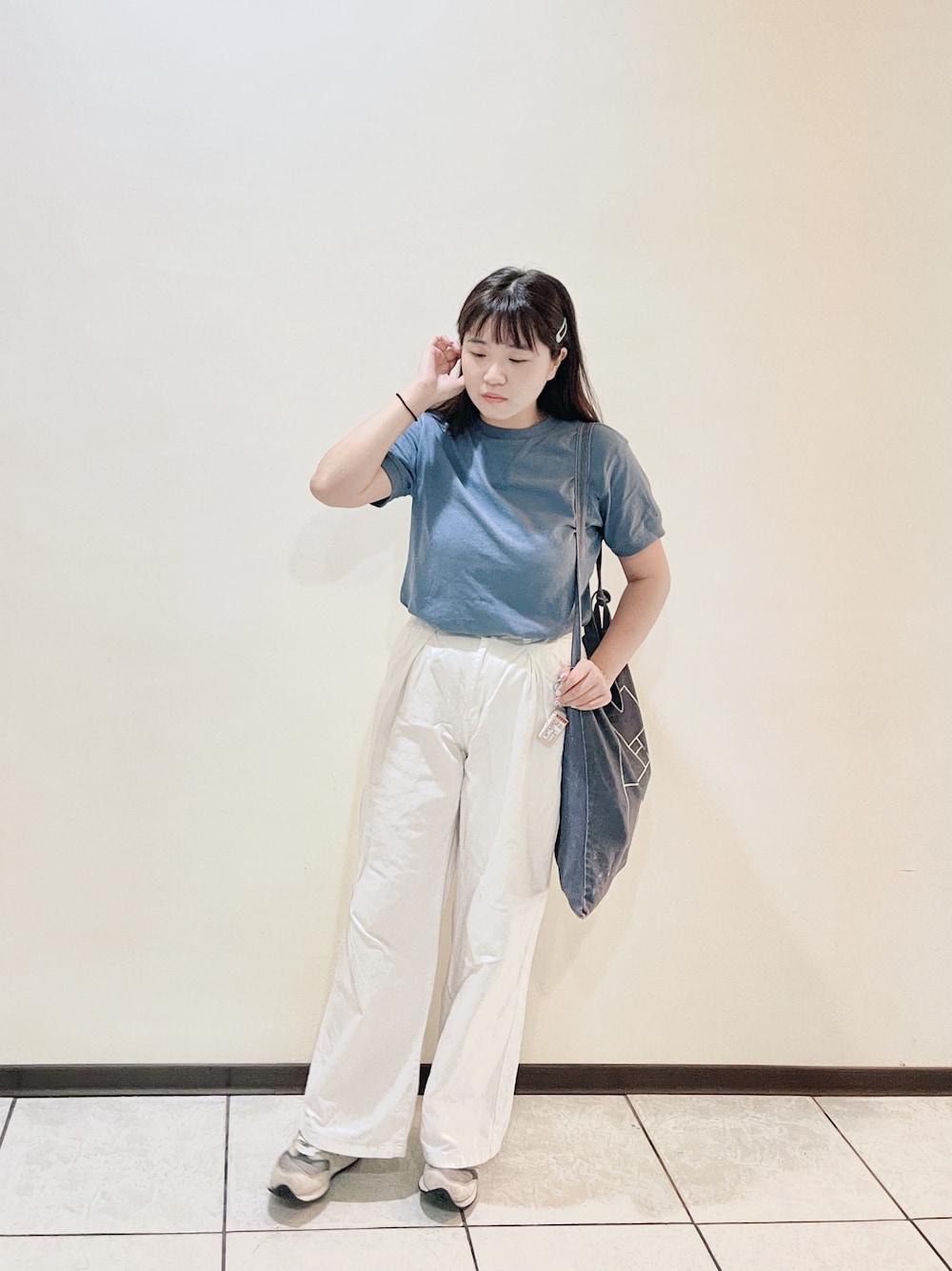 「ootd、夏、球鞋、New Balance、カジュアル、カジュアルコーデ、休閒、日系極簡、Tシャツ、シンプル」｜「GUのアイテム（チノパンツ、ホワイト系）」を使った、Naoさん（レディース・160cm）の夏コーディネートの1枚目の写真