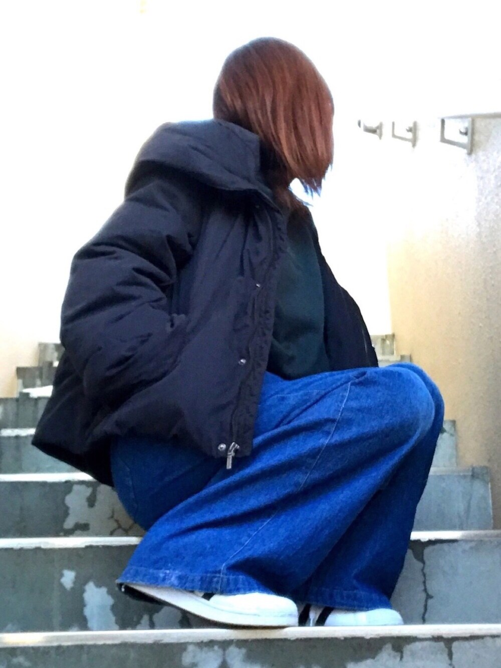 「シンプル、グリーン、フェザー、あたたか素材」｜「RAY CASSINの８オンスデニムワイドパンツ（デニムパンツ、ブルー系）」を使った、Harumakiさん（レディース・155cm）の冬コーディネートの1枚目の写真