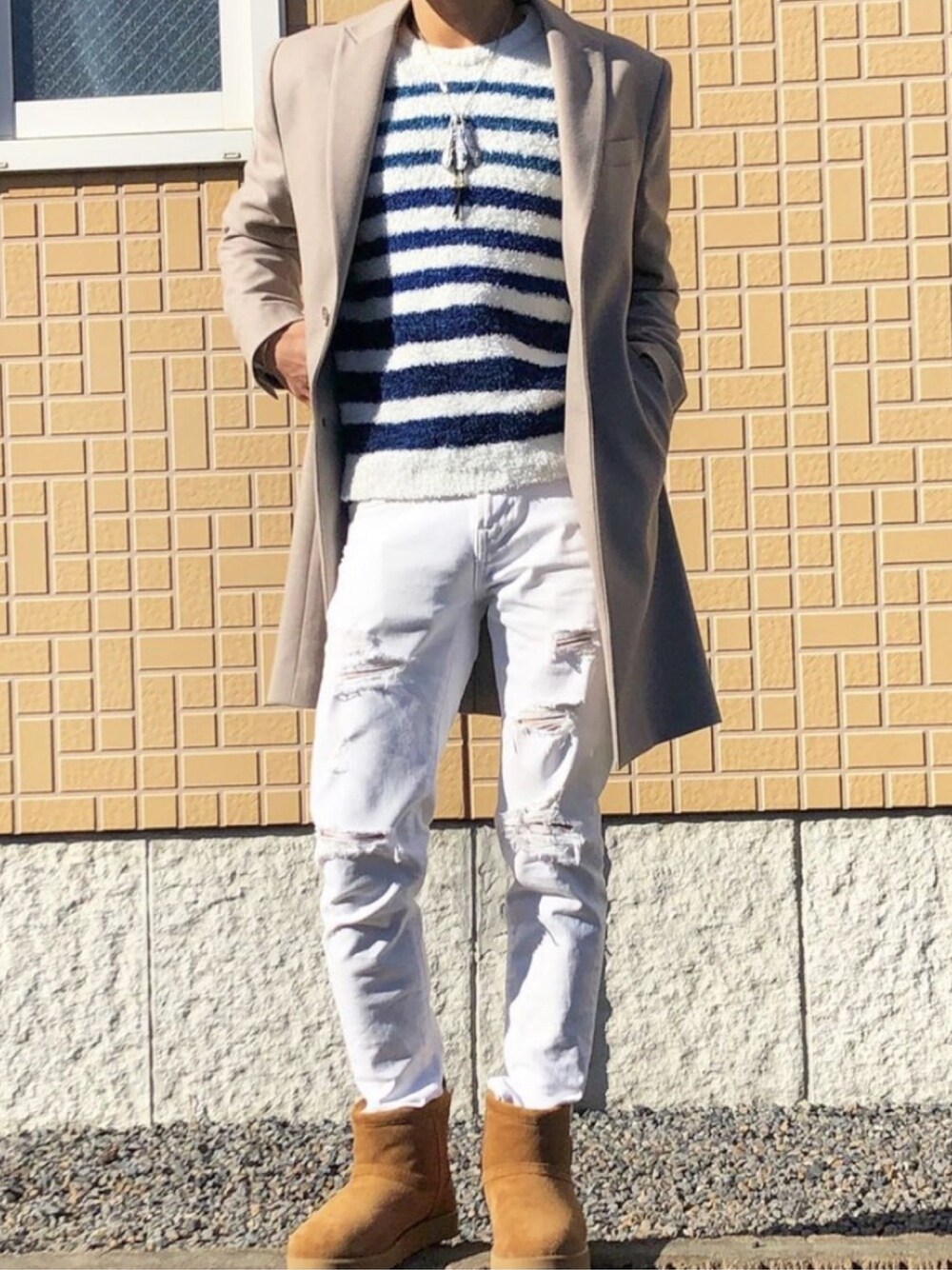 「秋冬コーデ、冬コーデ、ホワイトコーデ、マリンコーデ、西海岸スタイル、きれいめカジュアル、キレイめコーデ、UGG、ボーダーコーデ、ベージュコーデ」｜「VANQUISHのアイテム（チェスターコート、ベージュ系）」を使った、toshi0424さん（メンズ・165cm）の冬コーディネートの1枚目の写真