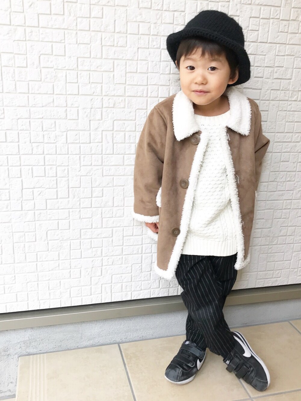 「3歳、男の子、ムートンコート、白ニット、ストライプパンツ、キッズコーデ、キッズファッション」｜「manmaru.aのアイテム（ハット、ブラック系）」を使った、Dai-cHiさん（キッズ・90cm）の冬コーディネートの1枚目の写真