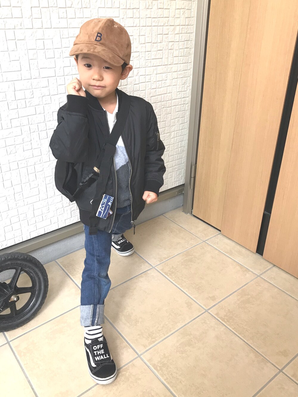 「4歳、男の子、キャップ、MA-1、デニム、バンズ、キッズコーデ、秋のコーデ」｜「西松屋のアイテム（キャップ、ベージュ系）」を使った、Dai-cHiさん（キッズ・100cm）の秋コーディネートの1枚目の写真