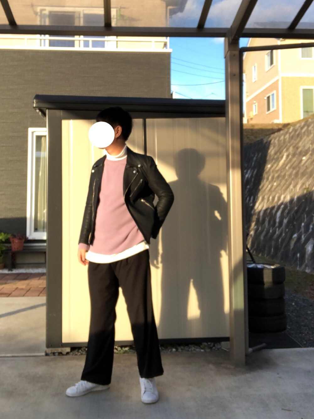 「今日のコーデ、キレイめ、個性派、LIDnM、きれいめカジュアル、スラックス、モード、ワイドパンツ、シンプル、スタンスミス」｜「LIDNMのミラノリブオフショルダーニット（ニット/セーター、パープル系）」を使った、ホイートさん（メンズ・178cm）の冬コーディネートの1枚目の写真
