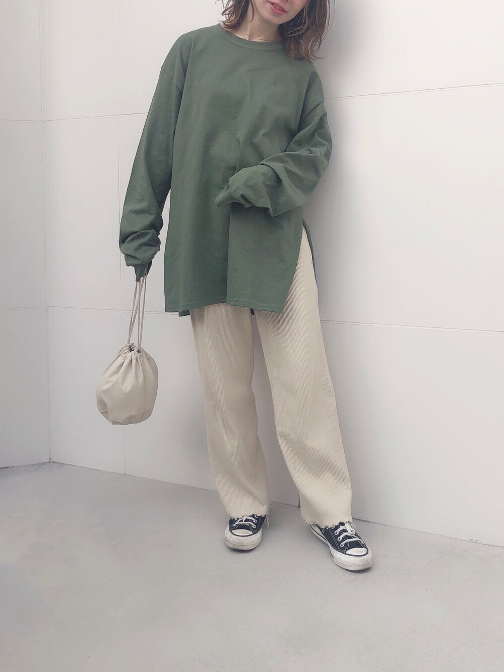 「シンプルコーデ、大人カジュアル、ROOPTOKYO、春色、低身長コーデ、リブパンツ、converse」｜「made in standard のMADE IN STANDARD L/S TEE（Tシャツ/カットソー、グリーン系）」を使った、har ( ハル )さん（レディース・153cm）の冬コーディネートの1枚目の写真