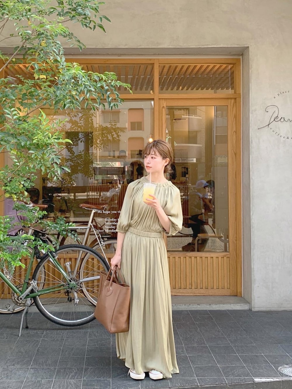 「きれいめカジュアル、大人コーデ、ミントグリーン、ワンピース、はるコーデ、低身長、パステルカラー、ピスタチオ、ロングワンピース、サテンワンピース」｜「emmiの【emmi atelier】バックオープンワンピース（ワンピース、グリーン系）」を使った、har ( ハル )さん（レディース・153cm）の春コーディネートの1枚目の写真