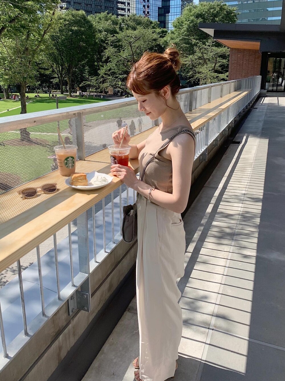 「夏コーデ、シンプルコーデ、きれいめカジュアル、オトナカジュアル、サンダル、低身長コーデ、ノースリーブ、ショルダーバッグ、スラックス、クリアサンダル」｜「TOMORROWLAND のコットンフライス アメリカンスリーブタンクトップ（Tシャツ/カットソー、ベージュ系）」を使った、har ( ハル )さん（レディース・153cm）の夏コーディネートの1枚目の写真