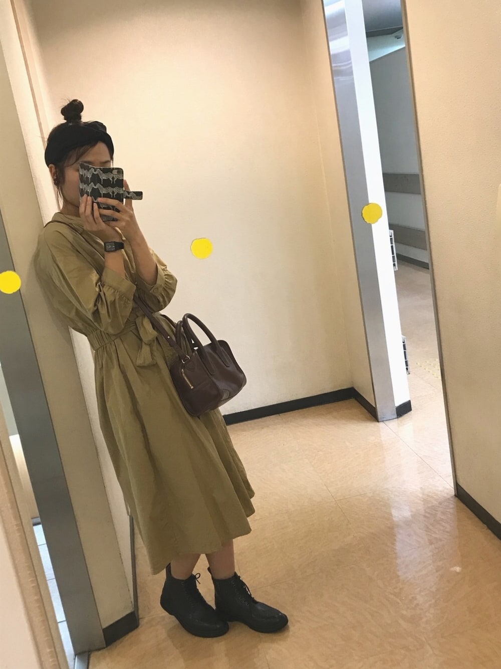 「雨の日コーデ、ブーツ、おでかけ、着まわし、カジュアル、simple、おだんごヘアー、大学生」｜「REGALのアイテム（ブーツ、ブラック系）」を使った、michi michiさん（レディース・162cm）の秋コーディネートの1枚目の写真