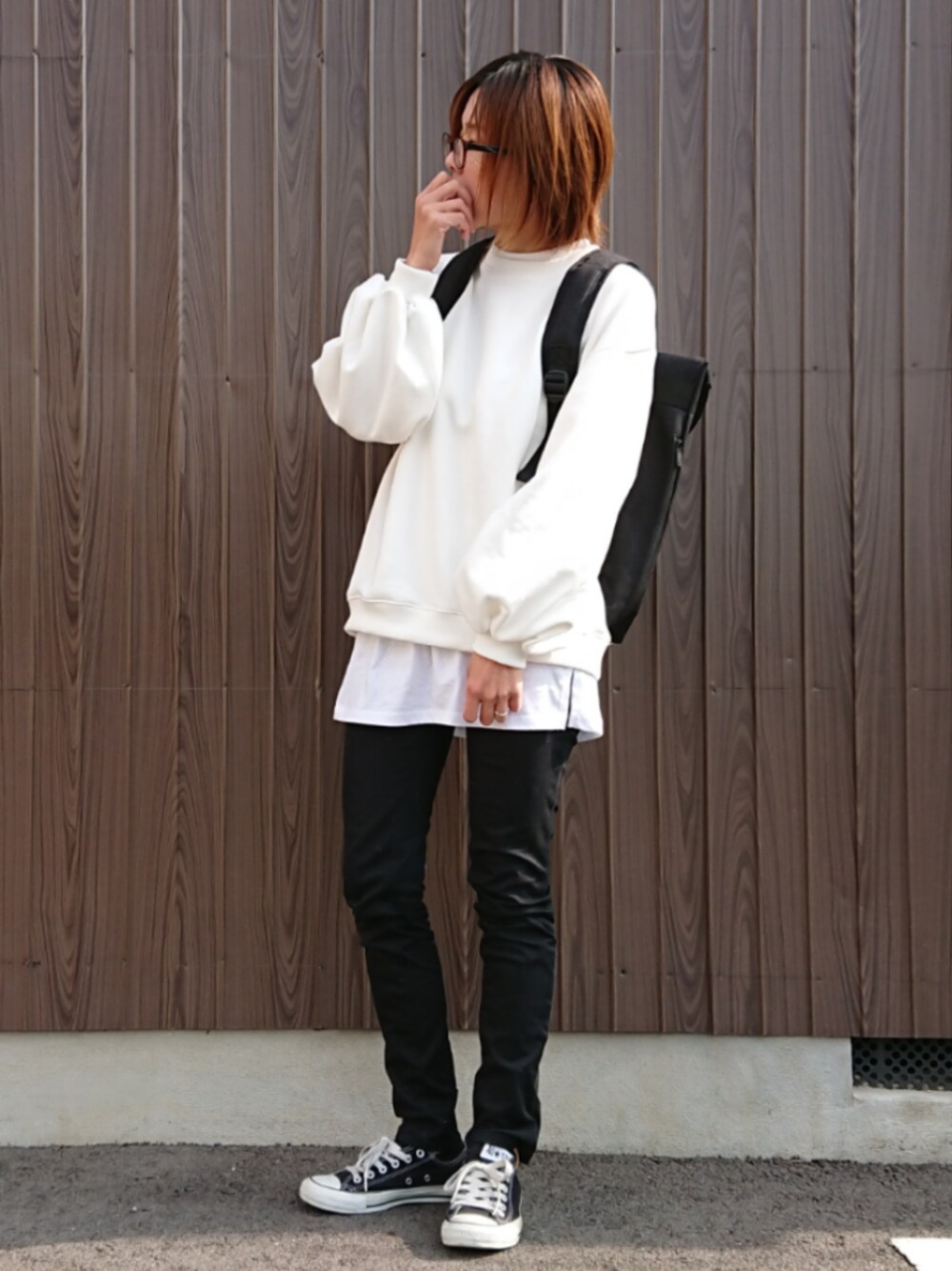 ホワイト系のスウェット、ホワイト系のTシャツ/カットソー、ブラック系のバックパック/リュックを着用したレディースの冬コーディネートの1枚目の写真