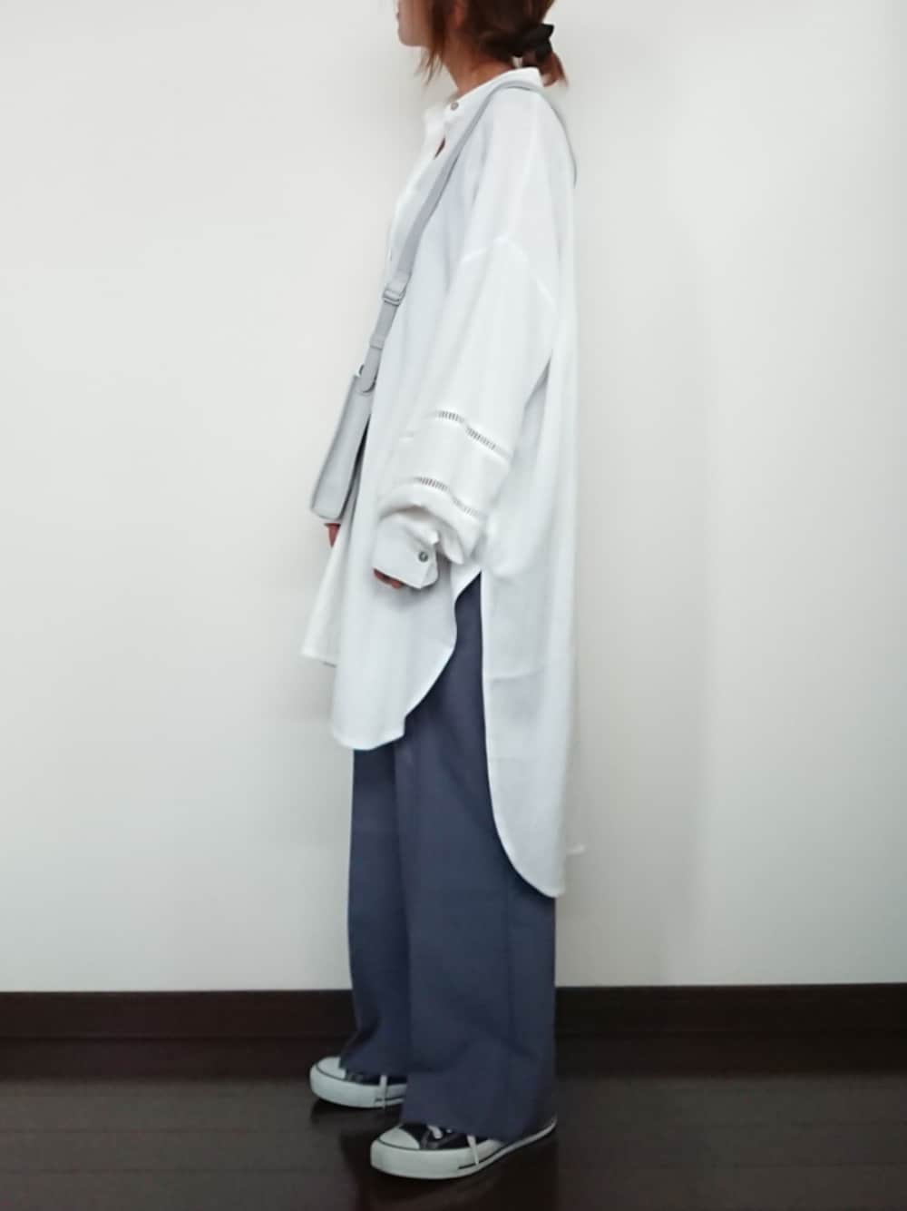 グレー系のショルダーバッグ、ブルー系のその他パンツ、ホワイト系のシャツ/ブラウスを着用したレディースの秋コーディネートの1枚目の写真