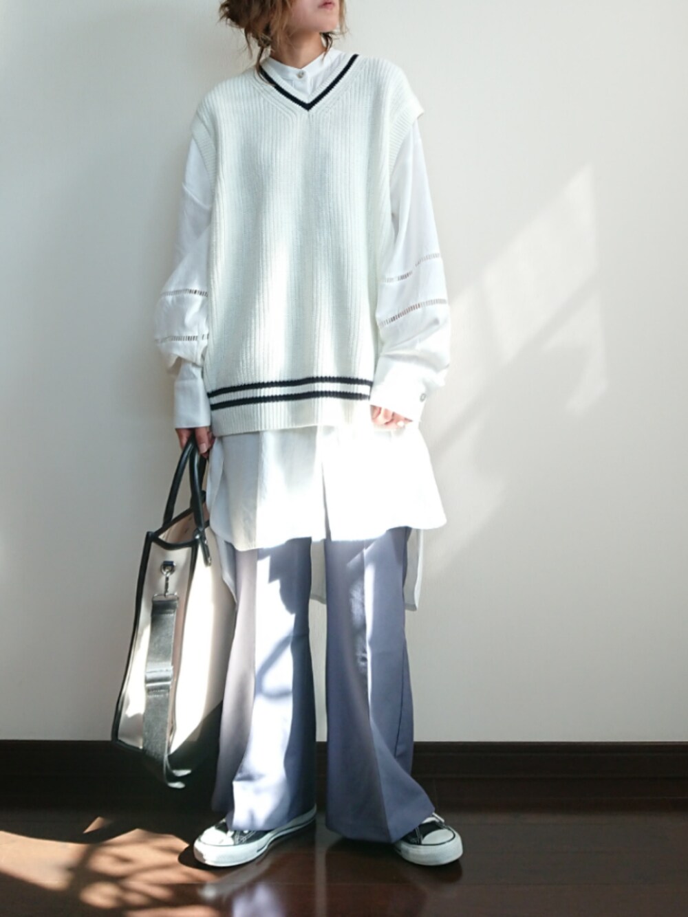 「ベスト、バンドカラーシャツ、フレアパンツ、トートバッグ、コンバース、スニーカー、久住蒼、レイヤードスタイル、ニットベスト、くすみブルー」｜「UNIQLOのアイテム（ベスト、ホワイト系）」を使った、めぐっぺさん（レディース・159cm）の秋コーディネートの1枚目の写真