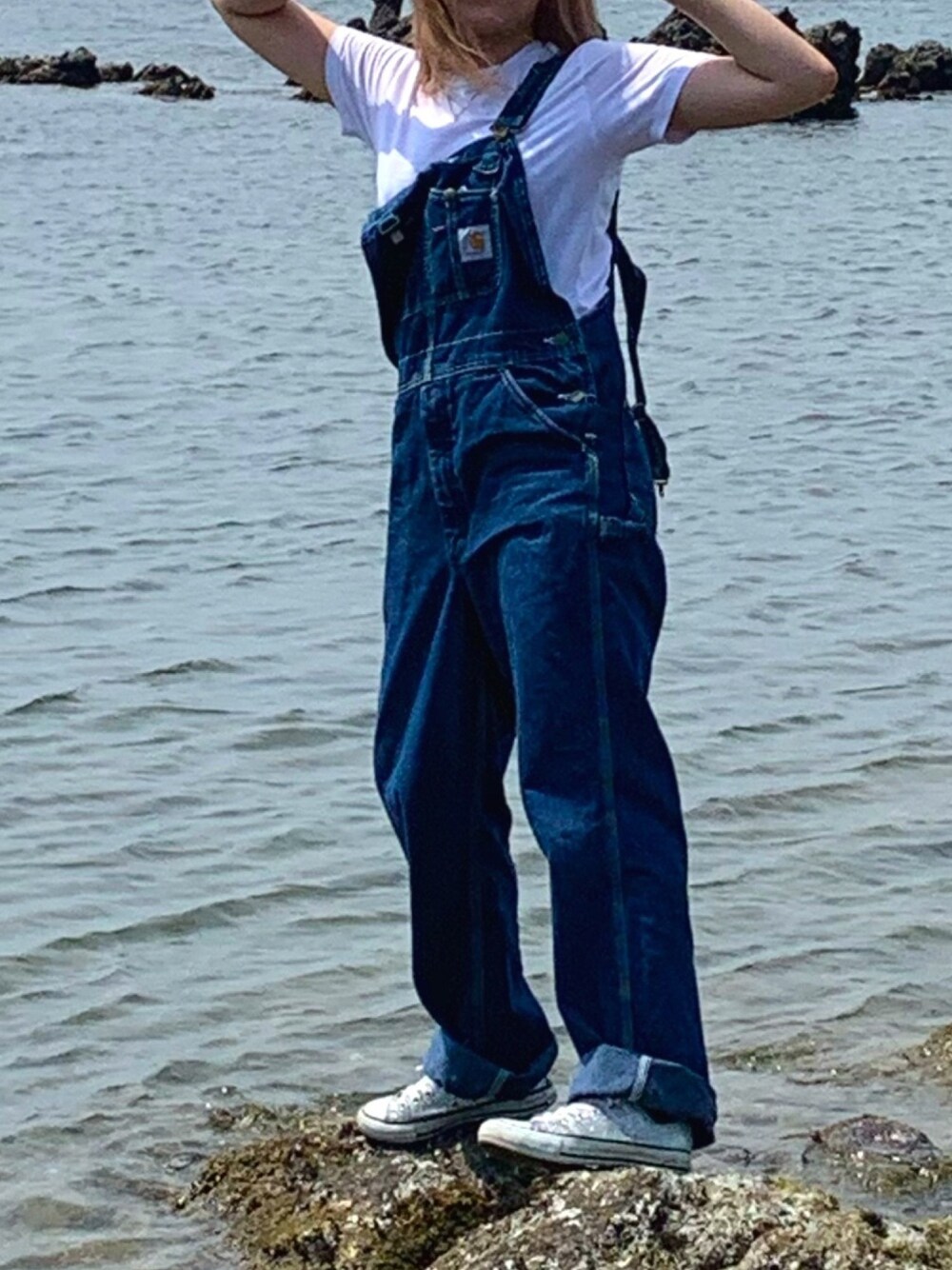 「Carharttの【Carhartt】デニムオーバーオール（サロペット/オーバーオール、ブルー系）」を使った、りさん（レディース・162cm）の春コーディネートの1枚目の写真