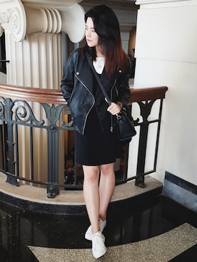 「sneakers」｜「アイテム（ライダースジャケット）」を使った、Athena Cristelleさん（レディース・157cm）の春コーディネート