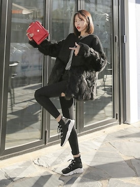 「アイテム（クラッチバッグ、レッド系）」を使った、DABAgirlさん（レディース・164cm）の冬コーディネート