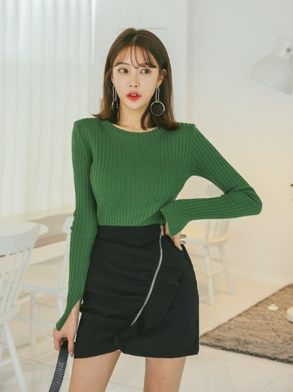 「タイトスカート、ミニスカート、フリル、ウエストゴム、dabagirl、韓国ファッション、ダバガール」｜「DABAgirlの斜めファスナースカート（スカート、ブラック系）」を使った、DABAgirlさん（レディース・164cm）の春コーディネートの1枚目の写真