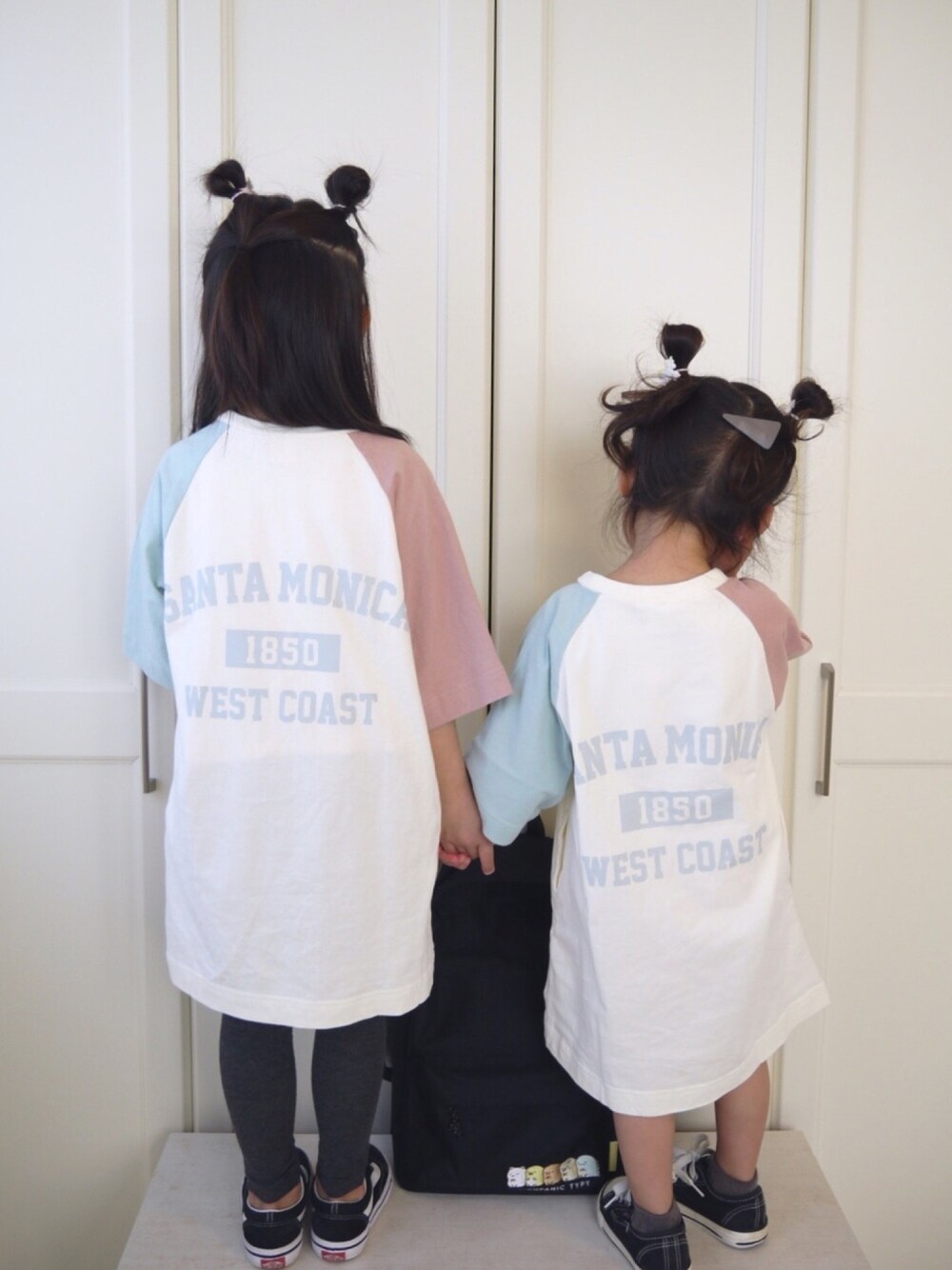 「姉妹コーデ、リンクコーデ、おそろいコーデ、カジュアルコーデ、おだんごヘアー、ワンピース、Tシャツワンピ、ラグランTシャツ、春色」｜「devirockの110cm その他　ラグラン7分袖ワンピース（ワンピース、パープル系）」を使った、 Lia*さん（キッズ・100cm）の春コーディネートの1枚目の写真