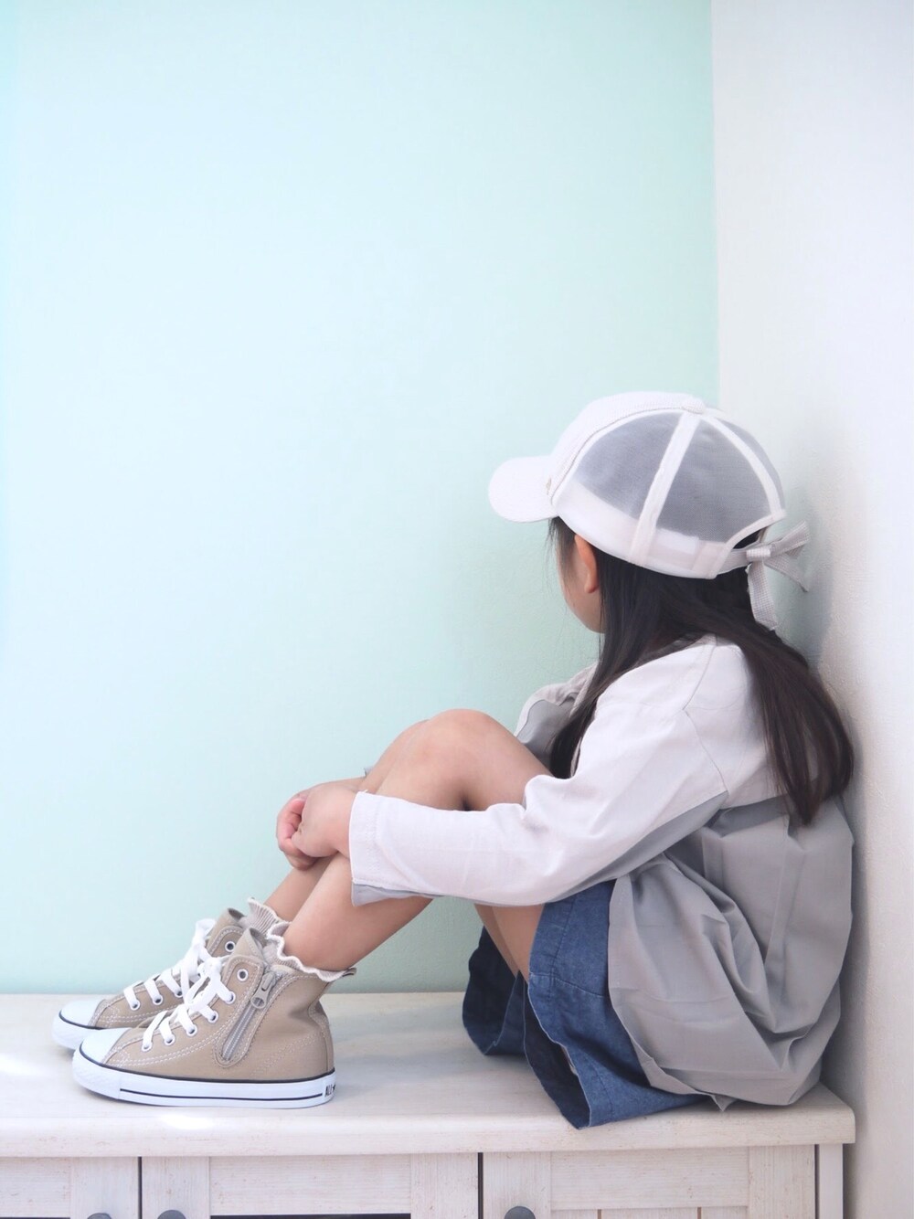 「キャップ、ショートパンツ、ハイカットスニーカー、スニーカー、通学コーデ」｜「apres les coursの後ろリボンメッシュキャップ（キャップ、その他）」を使った、 Lia*さん（キッズ・110cm）の夏コーディネートの1枚目の写真