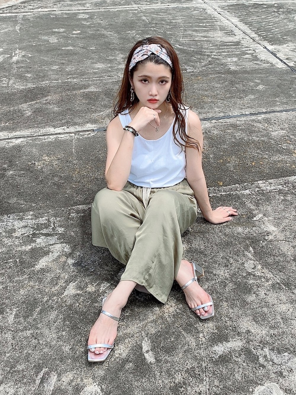「シンプルコーデ、シルバーサンダル、ヘアバンド、白タンク、サテンパンツ、ワイドパンツ、夏コーデ、フラットサンダル、ラフコーデ」｜「MERCURYDUOのワイドヘアターバン（ヘアバンド、オレンジ系）」を使った、ななちむさん（レディース・156cm）の夏コーディネートの1枚目の写真