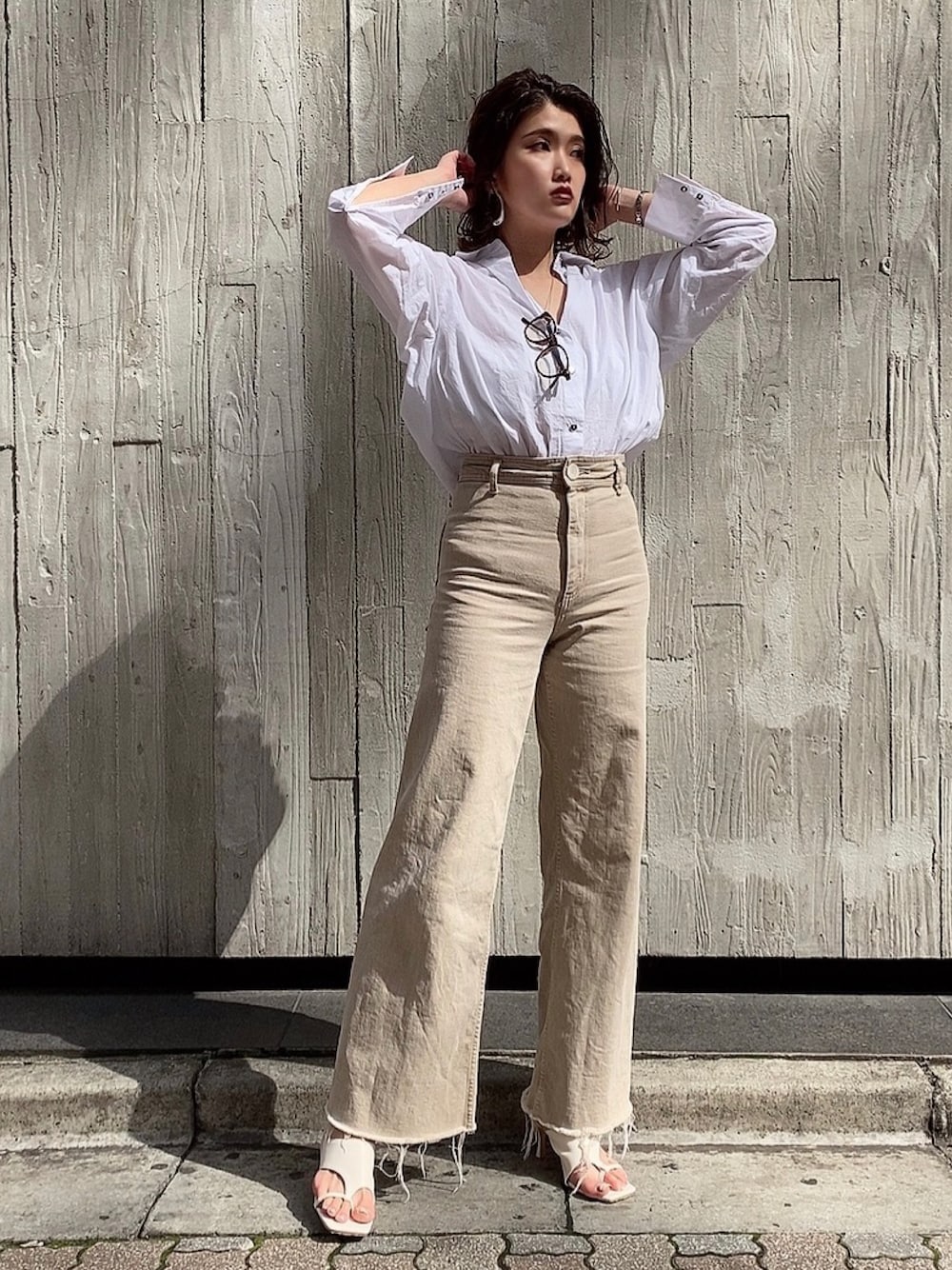 「春コーデ、シンプルコーデ、パンツスタイル、シャツスタイル、ZARA、白シャツ、きれいめカジュアル、トングサンダル、ワントーンコーデ、ダテメガネ」｜「ZARAのアイテム（シャツ/ブラウス、ホワイト系）」を使った、ななちむさん（レディース・156cm）の春コーディネートの1枚目の写真