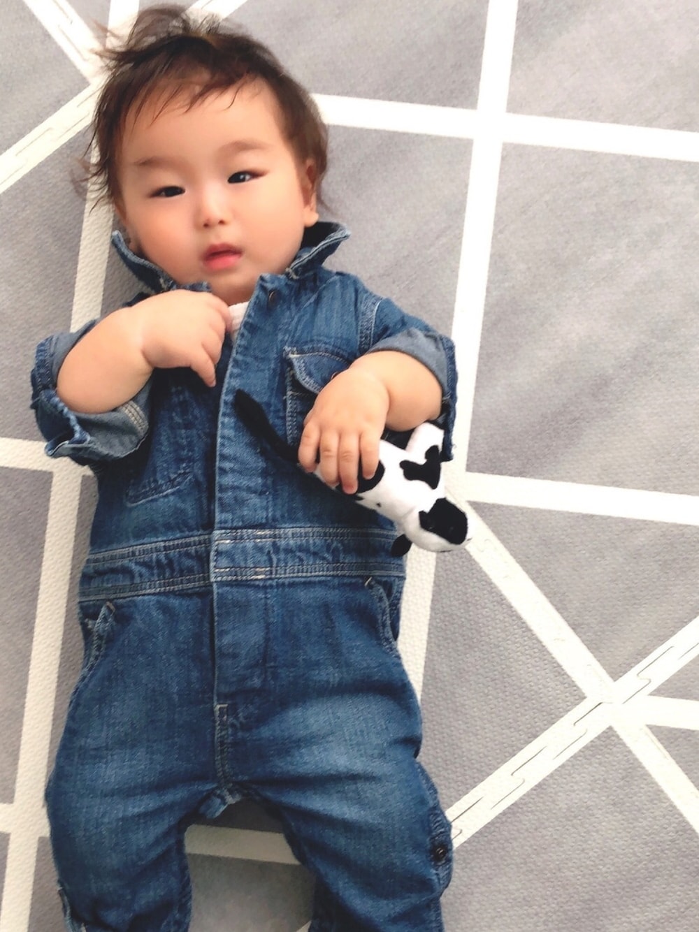 「#シンプル、#gap、デニム、ベビーコーデ、赤ちゃん、男の子コーデ、秋コーデ、kids、むすこーで、秋冬コーデ」｜「GAPのデニム ユーティリティジャンプスーツ (ベビー)（つなぎ/オールインワン、ブルー系）」を使った、あっくんさん（キッズ・70cm）の秋コーディネートの1枚目の写真